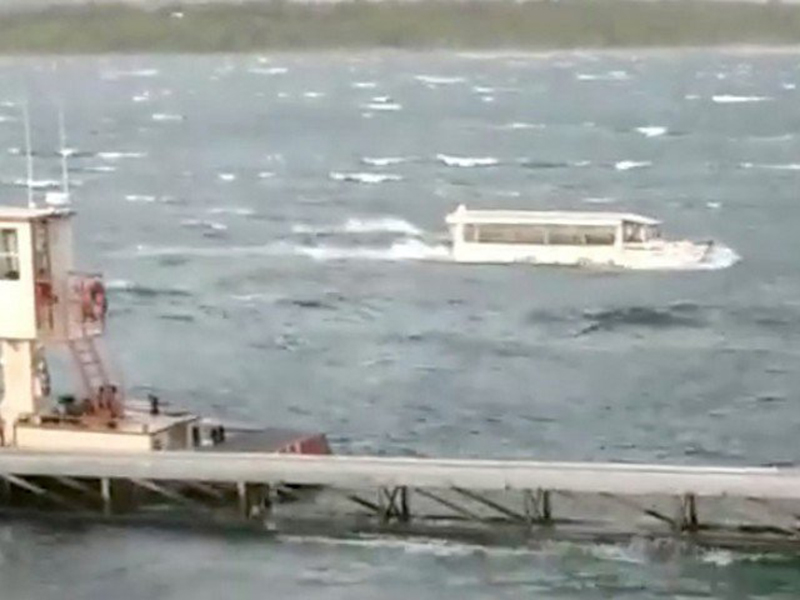 بالفيديو: لحظة غرق زورق يقل 11 سائحًا في أمريكا